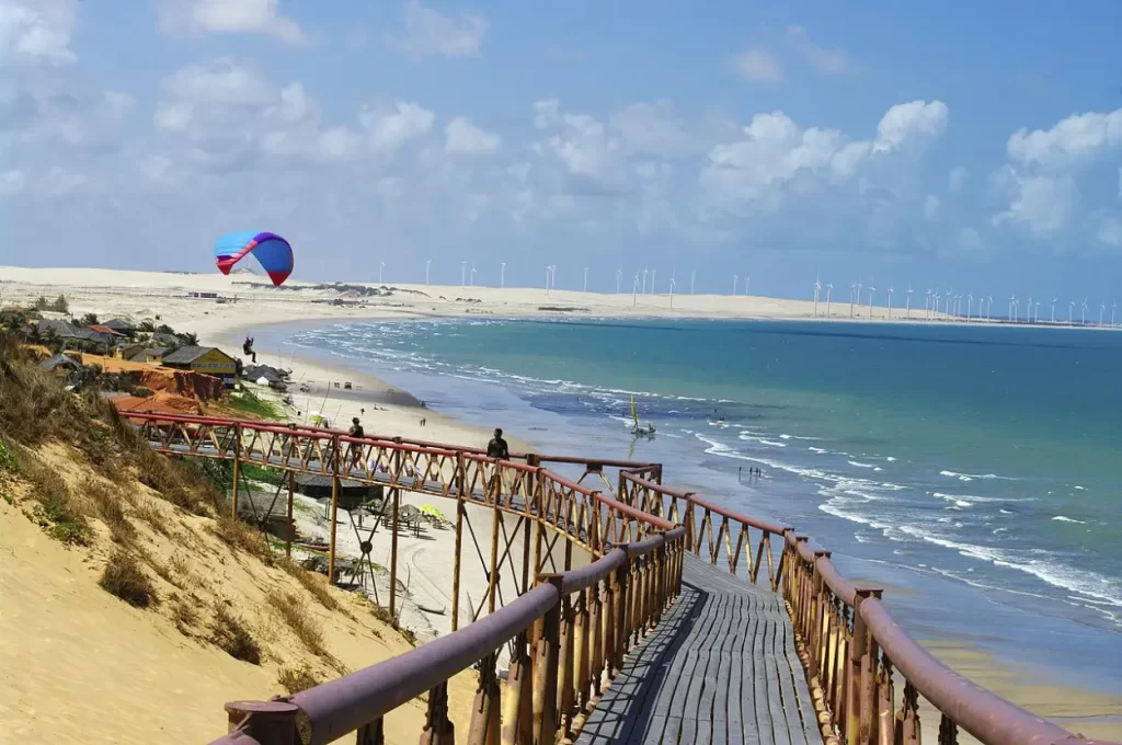 Praia de Canoa Quebrada, destino turístico no Nordeste