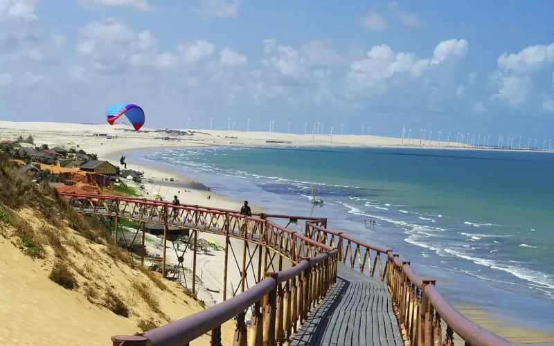 Praia de Canoa Quebrada, destino turístico no Nordeste