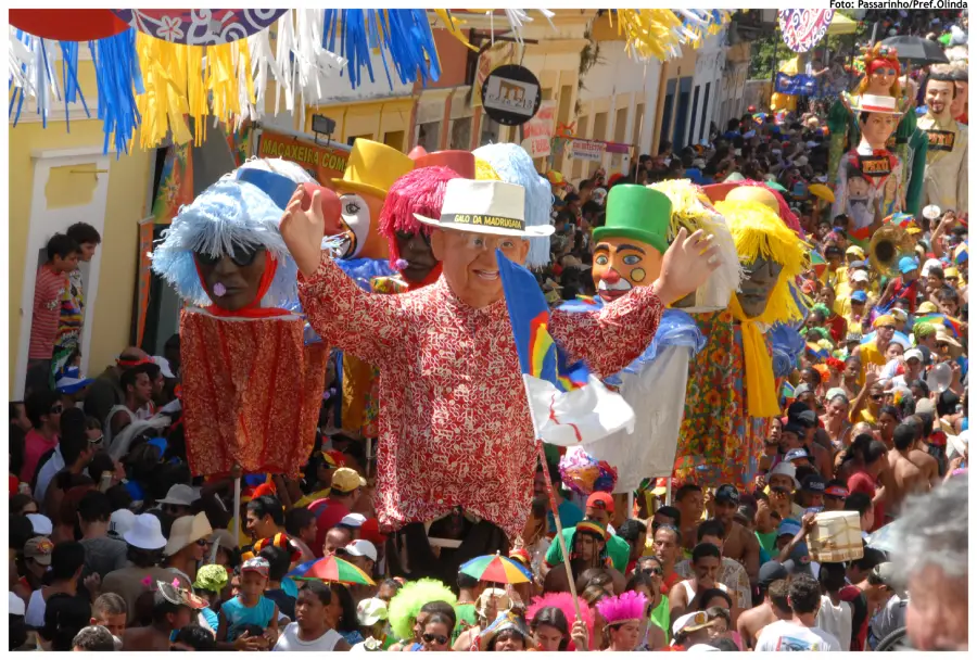 Tradicionais e coloridos, os bonecos gigantes de Olinda encantam moradores e turistas durante o carnaval