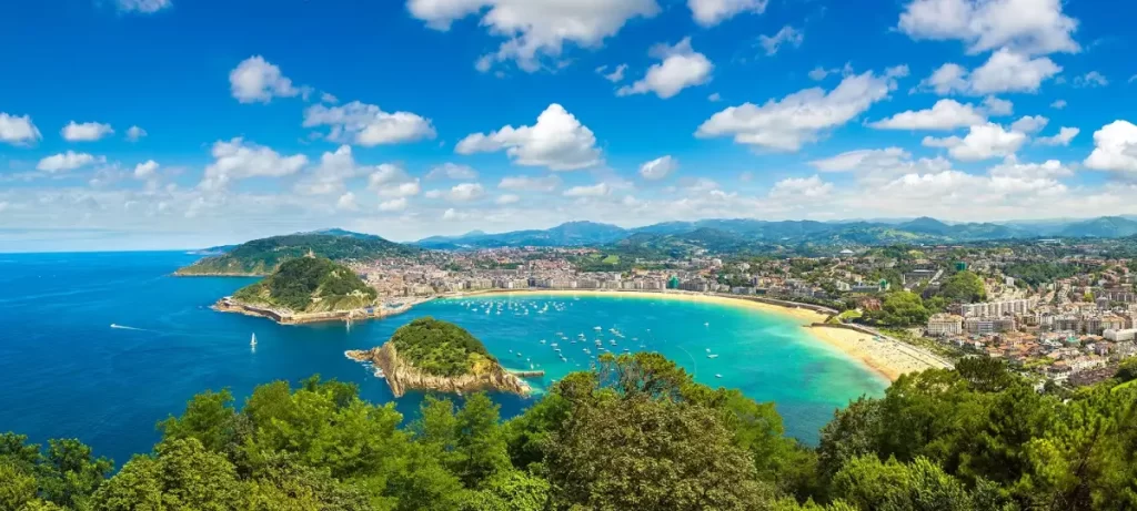 Praia de San Sebastián, na Espanha, durante o verão europeu
