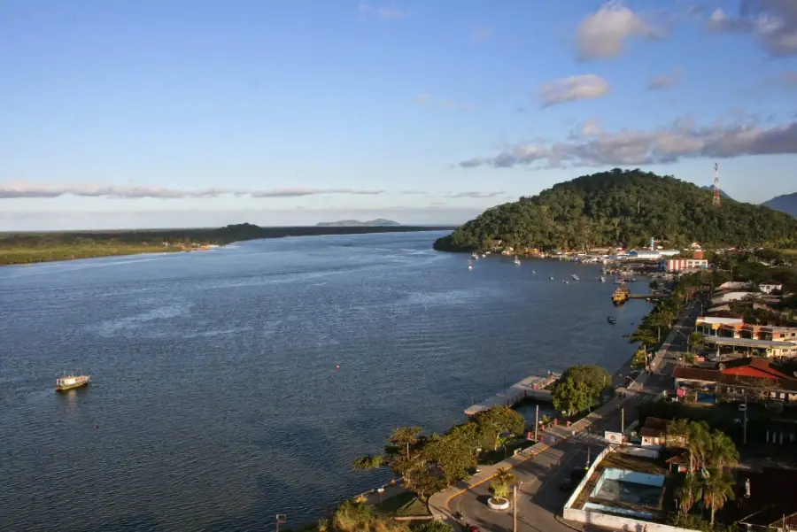 Cananéia, no litoral sul de São Paulo, é conhecida pela natureza preservada e história