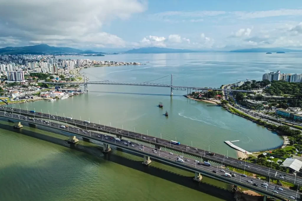 Florianópolis, em Santa Catarina, com pontes, mar e área urbana