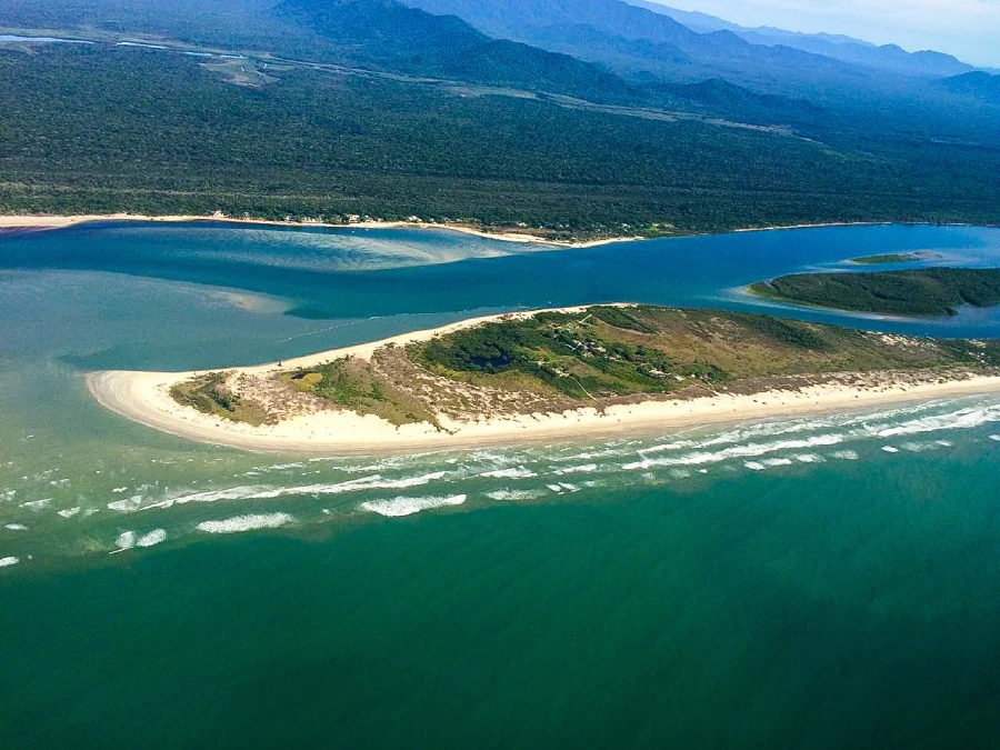 Praias na Ilha do Cardoso