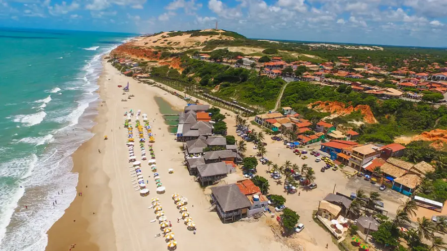 Morro Branco destino turístico no litoral do Ceará