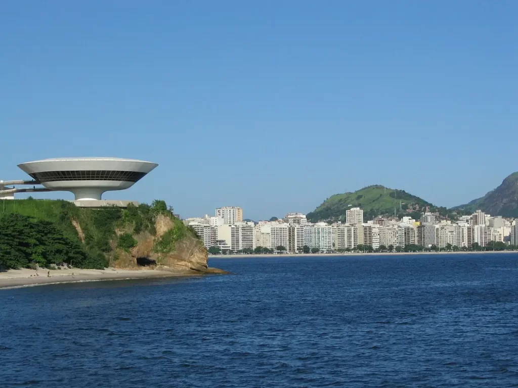 A cidade de Niterói, RJ, é um importante destino turístico fluminense