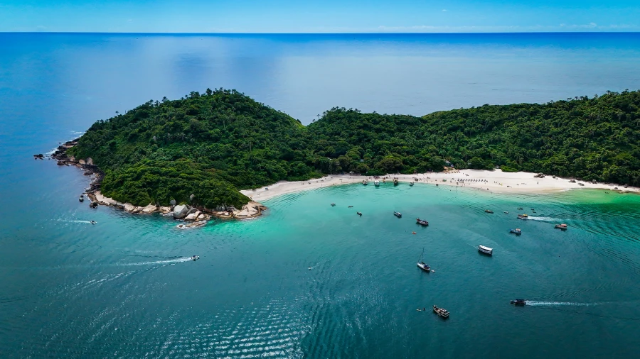 Barcos chegam à Ilha do Campeche