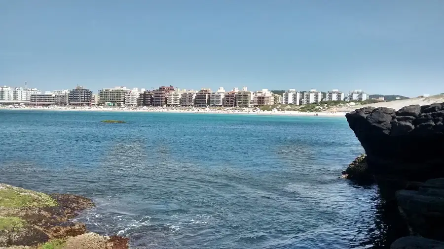 A Pedra do Forte São Mateus II destaca a paisagem histórica e natural de Cabo Frio