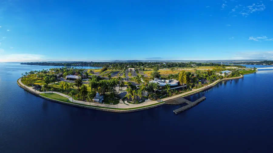 O Pontão do Lago Sul, em Brasília, destaca-se como um dos pontos turísticos mais visitados da cidade, oferecendo restaurantes, áreas verdes e uma bela vista do Lago Paranoá