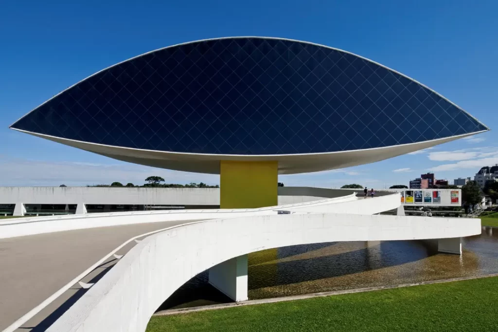 Museu Oscar Niemeyer (MON), um dos principais pontos turísticos de Curitiba