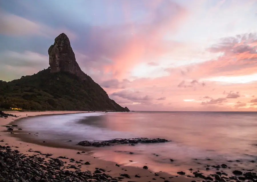 Localizada em Noronha PE, a Praia da Conceição encanta pela beleza e tranquilidade