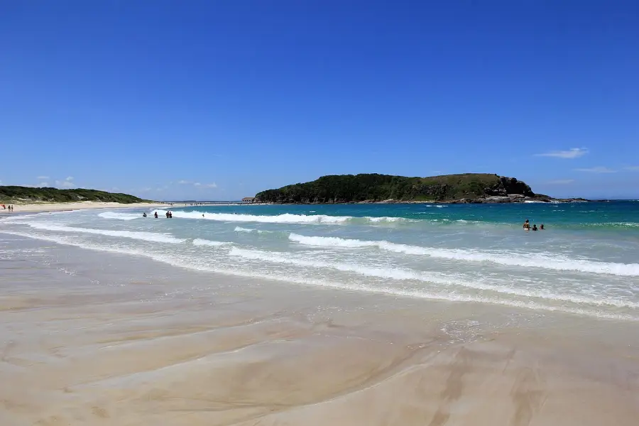 Um refúgio natural na Região dos Lagos: Praia das Conchas