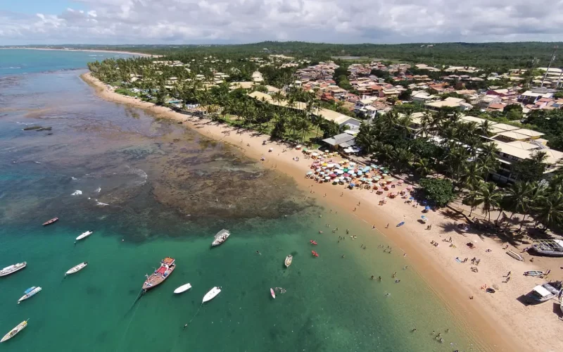 Vista aérea da Praia do Forte na Bahia, mostrando o litoral, hotéis e área urbana