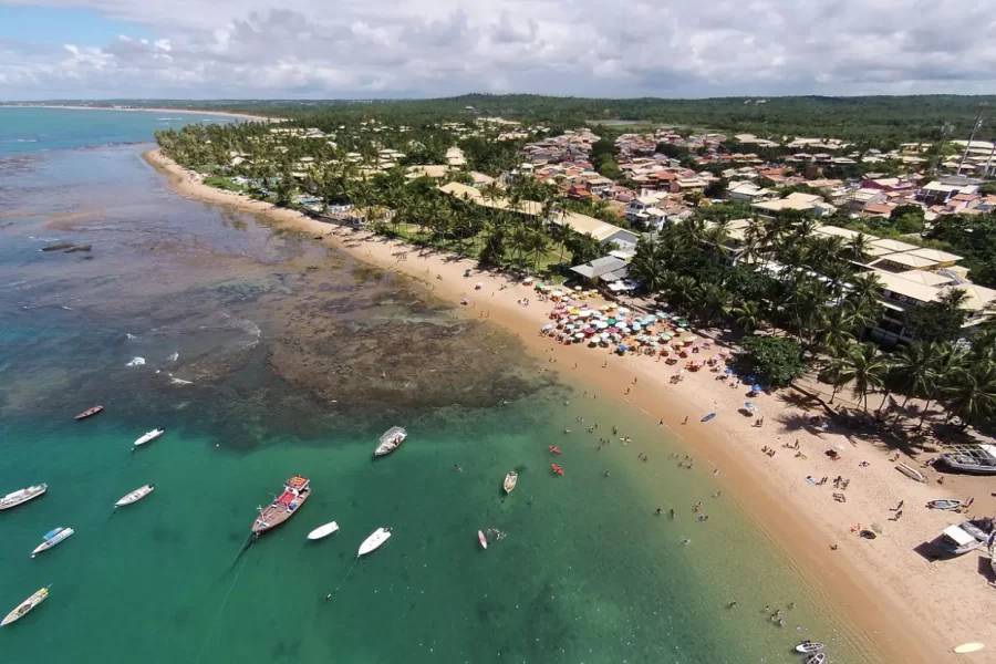Vista aérea da Praia do Forte na Bahia, mostrando o litoral, hotéis e área urbana