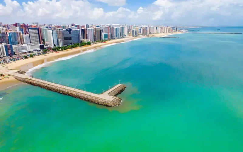 Praia urbana do Meireles em Fortaleza, CE
