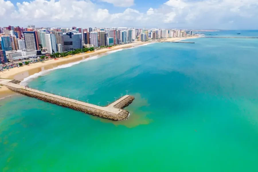 Praia urbana do Meireles em Fortaleza, CE