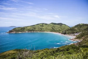 Dica de viagem: praia em Búzios, cercada de verdes e mar azul-turquesa