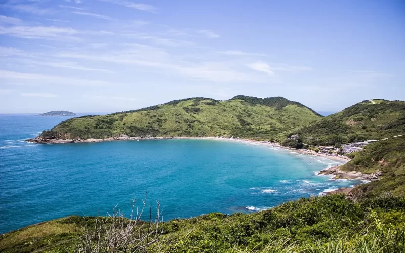 Dica de viagem: praia em Búzios, cercada de verdes e mar azul-turquesa