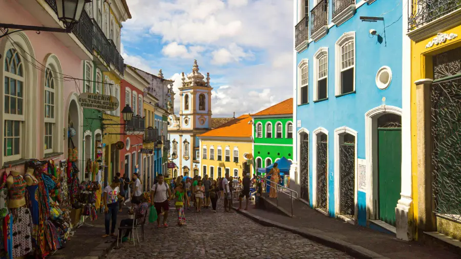 Cidade de Salvador, na Bahia, conhecida por sua riqueza cultural, arquitetura colonial