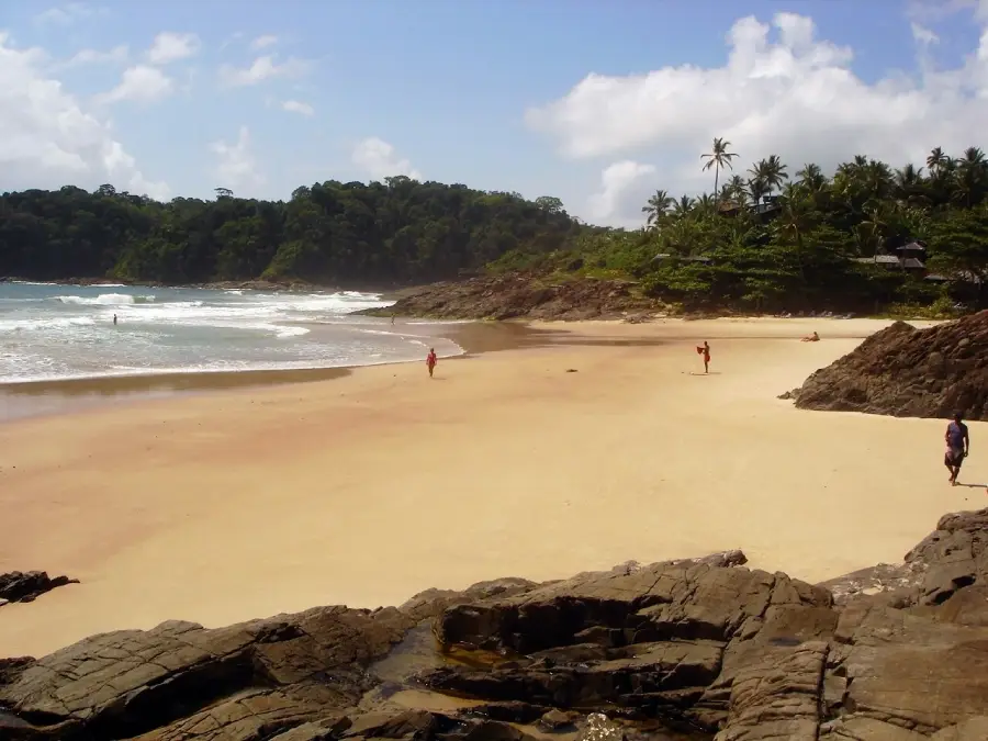 Praia da Tiririca em Itacaré, cercada por natureza