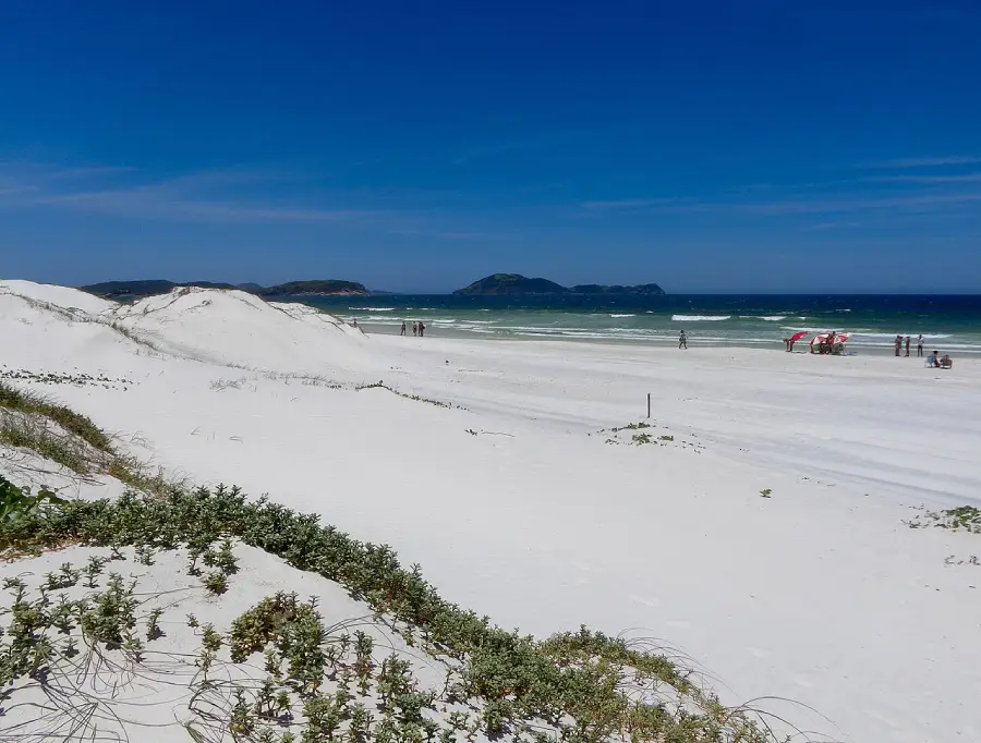 Cabo Frio, na Região dos Lagos do Rio de Janeiro, se destaca por praias de areia branca e mar cristalino