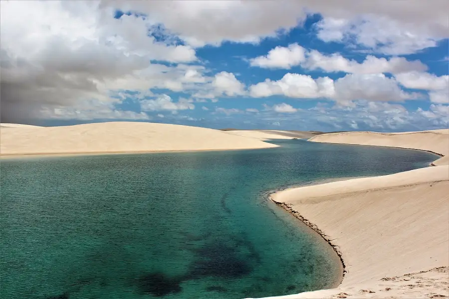 Lagoa Azul nos Lençóis Maranhenses, em Barreirinhas, Maranhão, com dunas brancas e água cristalina