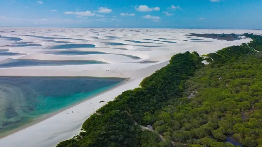 Lençóis Maranhenses em Barreirinhas revela o contraste das dunas com lagoas naturais