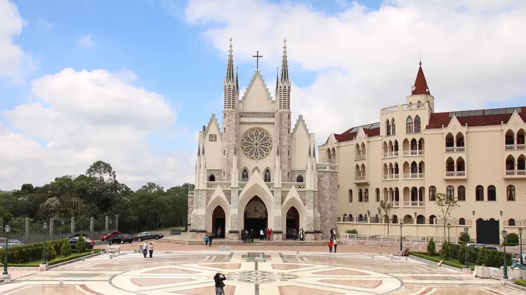 A Basílica Rosário de Fátima, em Embu das Artes, é um importante ponto religioso e cultural de São Paulo