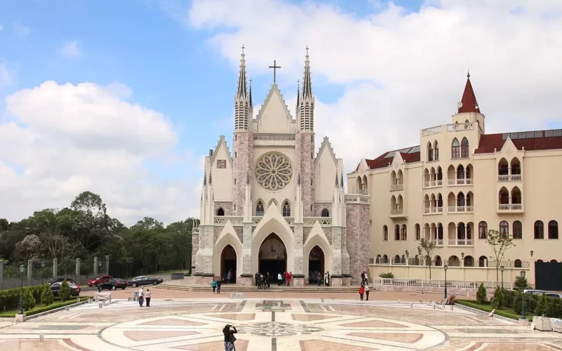 A Basílica Rosário de Fátima, em Embu das Artes, é um importante ponto religioso e cultural de São Paulo