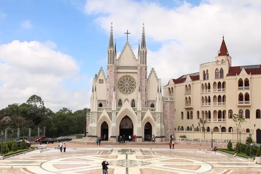 A Basílica Rosário de Fátima, em Embu das Artes, é um importante ponto religioso e cultural de São Paulo