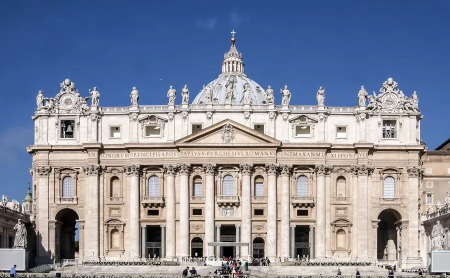 A Basílica de São Pedro é a maior igreja do mundo e um marco da arquitetura barroca e renascentista. Localizada no Vaticano, é o destino final de milhões de peregrinos e turistas