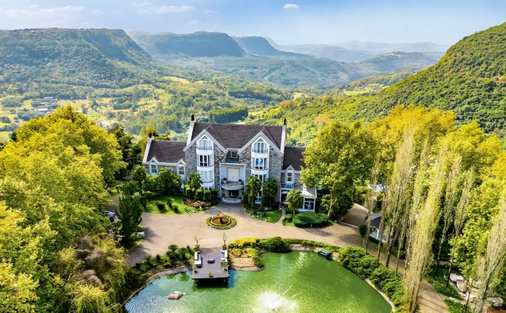 O Castelo Saint Andrews, na Serra Gaúcha, é um hotel de luxo em Gramado inspirado na arquitetura europeia