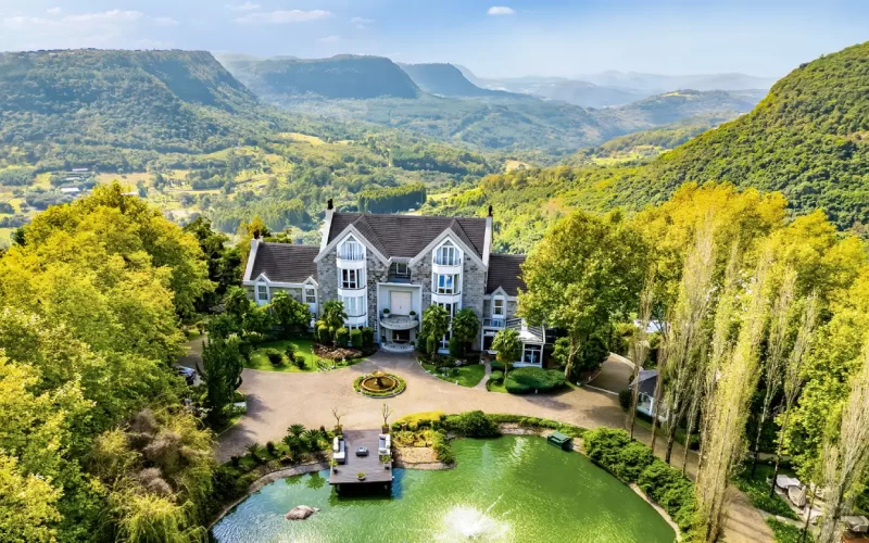 O Castelo Saint Andrews, na Serra Gaúcha, é um hotel de luxo em Gramado inspirado na arquitetura europeia