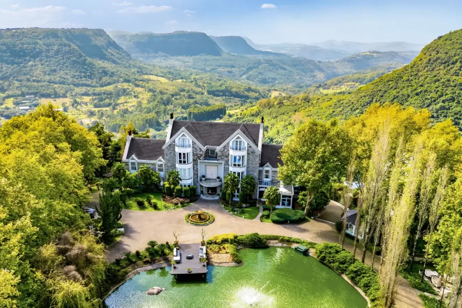 O Castelo Saint Andrews, na Serra Gaúcha, é um hotel de luxo em Gramado inspirado na arquitetura europeia