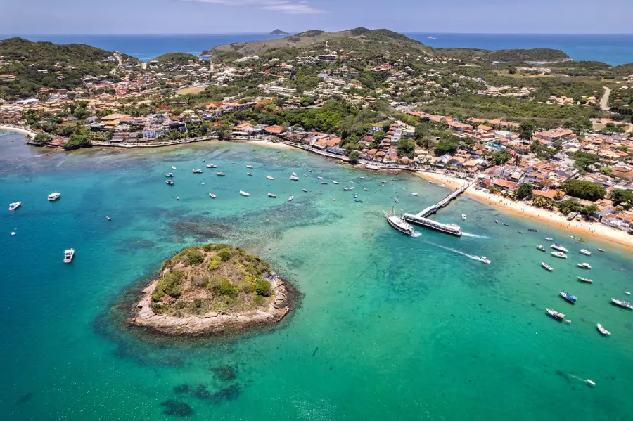 Vista de Búzios, RJ, com praias e mar azul