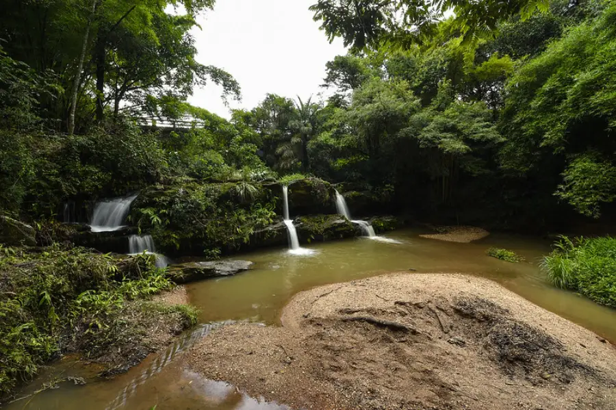 Cachoeira Reserva do Cala Boca em São João del Rei, MG, cercada por natureza preservada e trilhas ecológicas