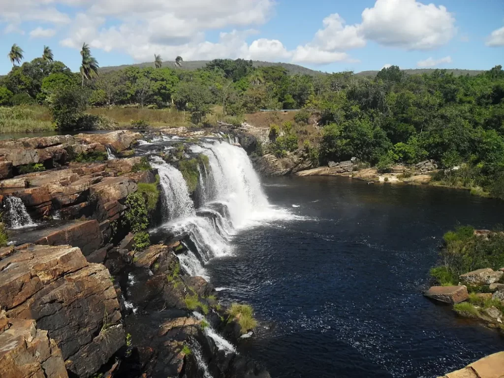 Cachoeira da Serra do Cipó, em Minas Gerais, destino de ecoturismo com trilhas e piscinas naturais