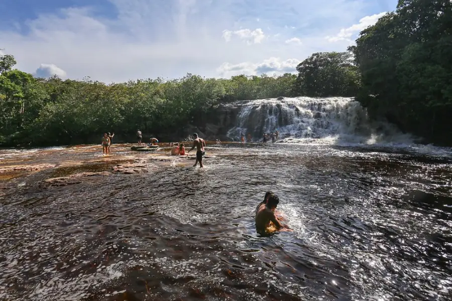 Cachoeira da Iracema em meio à natureza amazônica