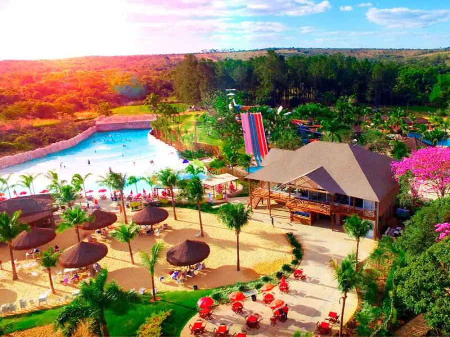 Lagoa Termas Parque em Rio Quente, Goiás, com águas quentes naturais e área de lazer