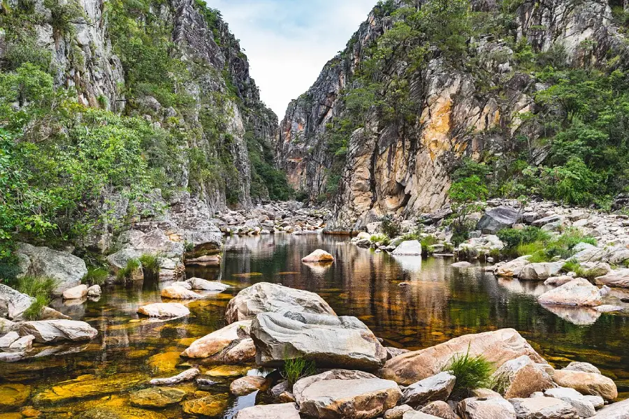 O Cânion das Bandeirinhas, na Serra do Cipó, é um dos atrativos naturais mais impressionantes de Minas Gerais