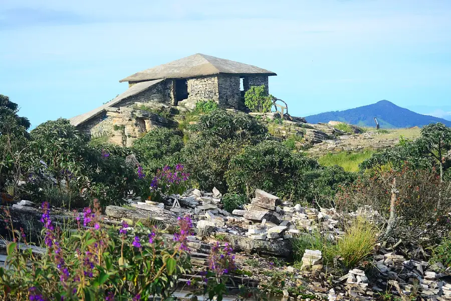 Do alto do mirante de pedra, a energia de São Thomé das Letras parece ainda mais intensa