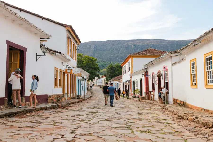 Vista de uma rua de pedra do Centro Histórico em Tiradentes, sob o céu azul