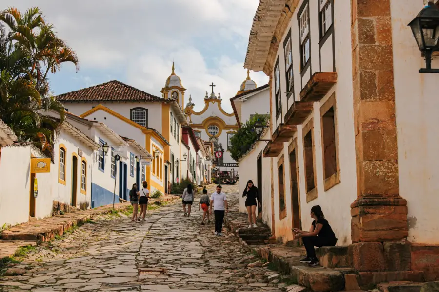 Centro Histórico e igreja em Tiradentes compondo um cenário de cartão-postal