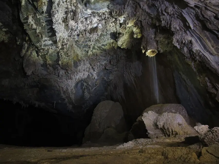 Chuveiro natural na Caverna Temimina, no PETAR, São Paulo