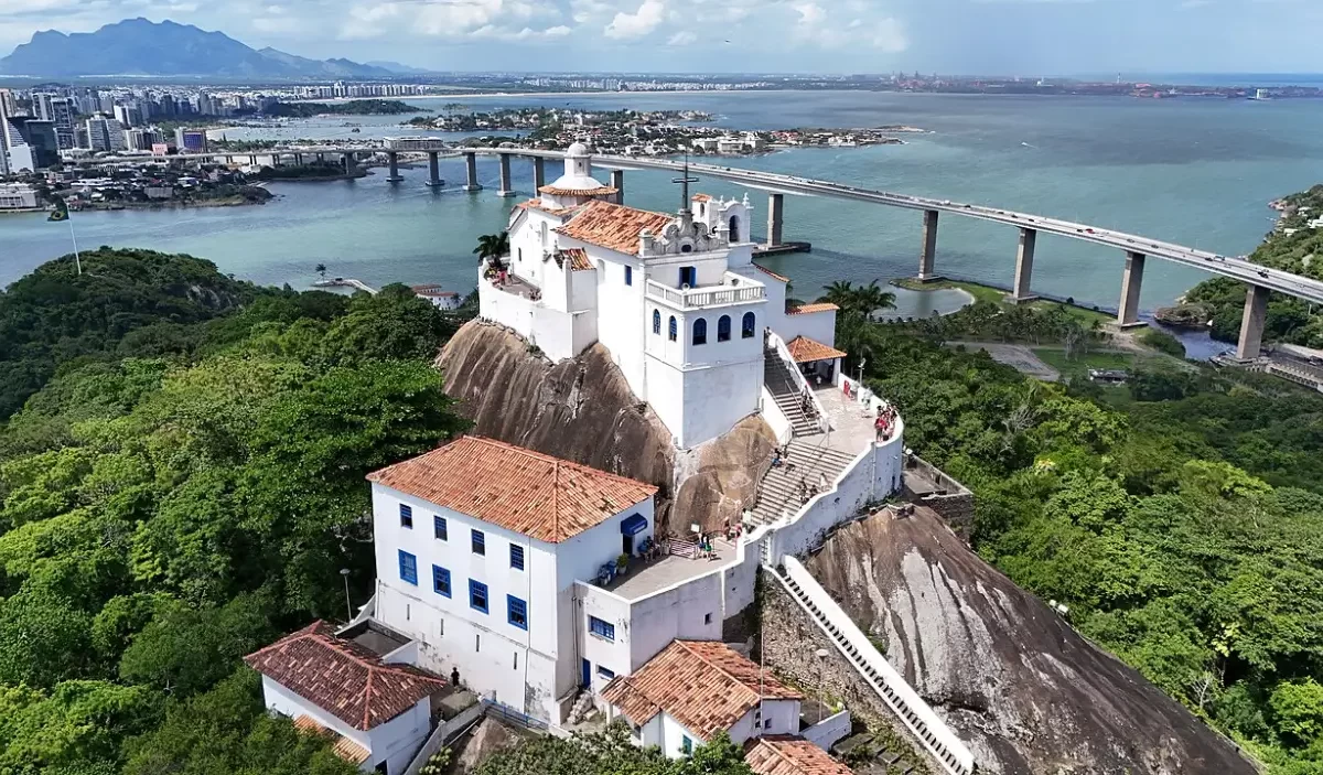 Convento da Penha e Terceira Ponte: um dos cenários de Vitória, com mar, história e paisagem urbana