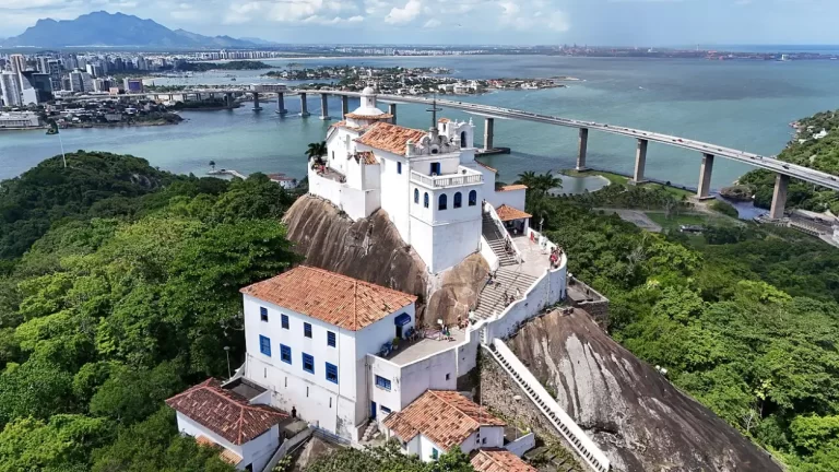 Convento da Penha e Terceira Ponte: um dos cenários de Vitória, com mar, história e paisagem urbana