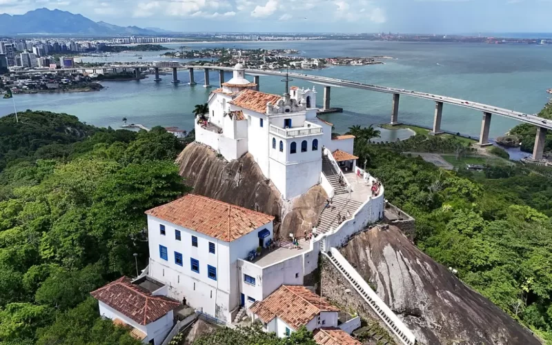 Convento da Penha e Terceira Ponte: um dos cenários de Vitória, com mar, história e paisagem urbana