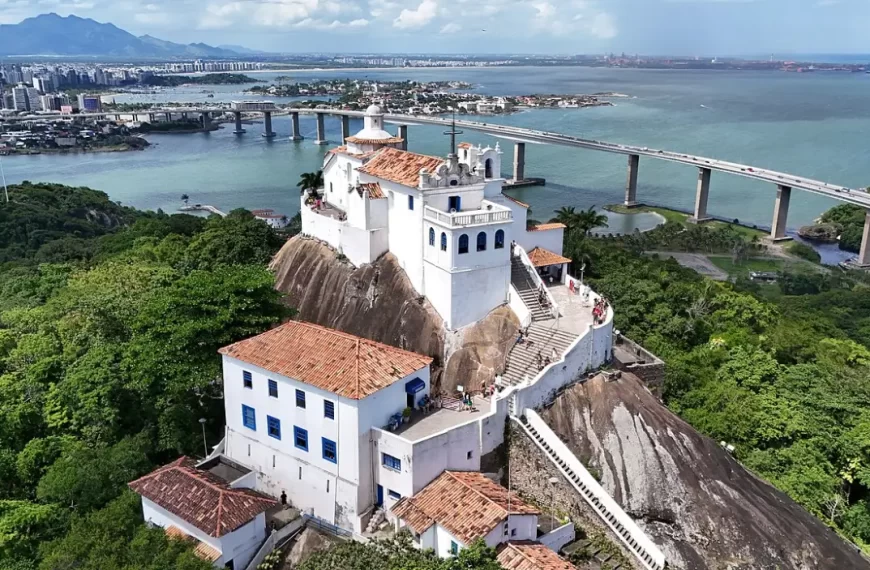 Convento da Penha e Terceira Ponte: um dos cenários de Vitória, com mar, história e paisagem urbana
