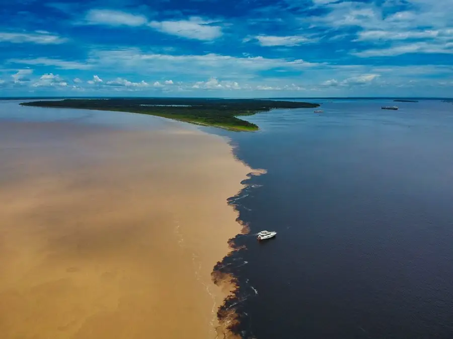 O Encontro dos Rios Negro e Solimões impressiona visitantes em Manaus