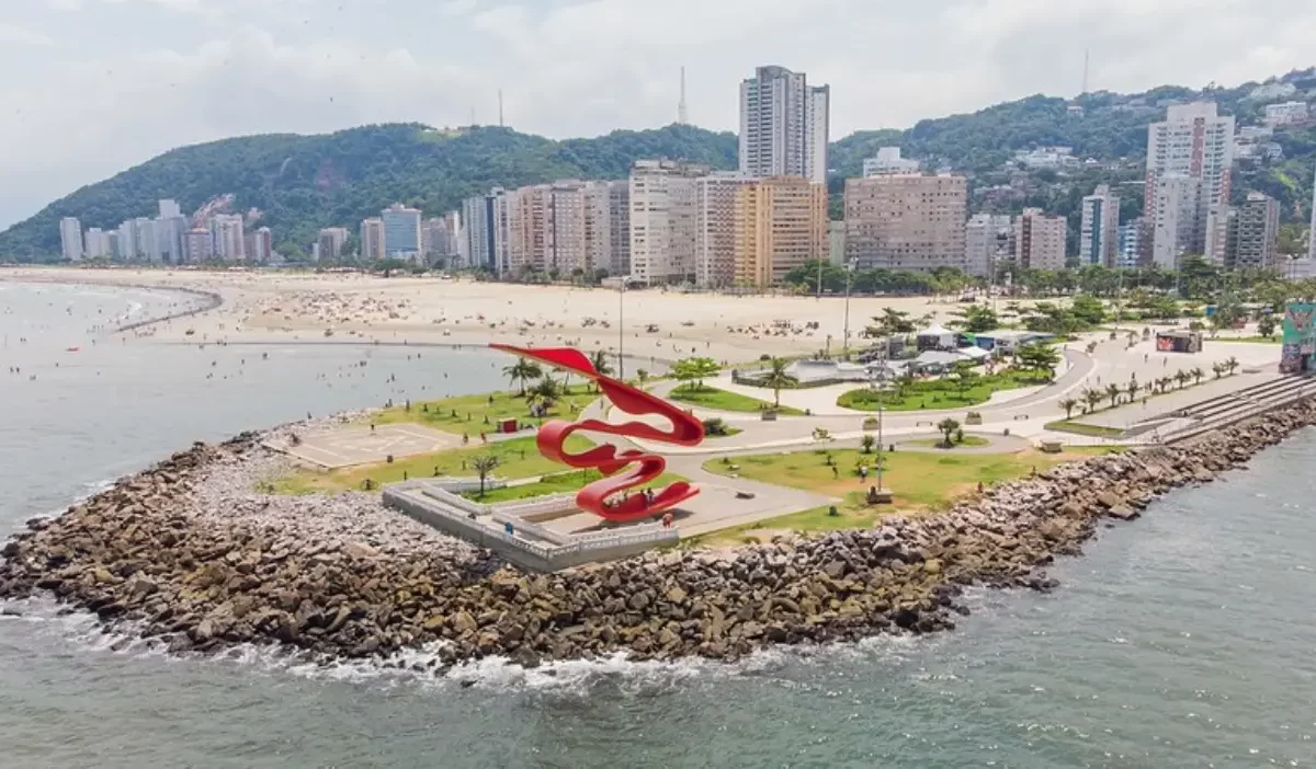 Escultura Tomie Ohtake em Santos, SP, à beira-mar