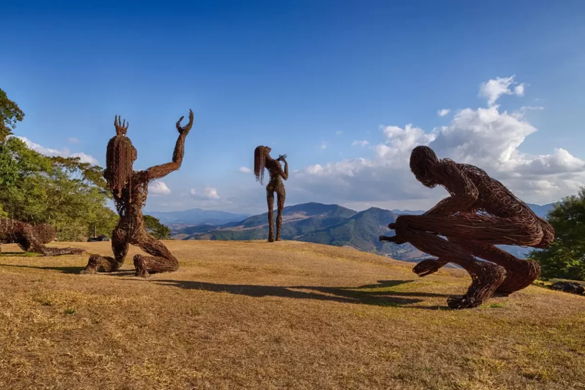 As estátuas em Ibitipoca chamam atenção por unir arte e natureza em um cenário turístico